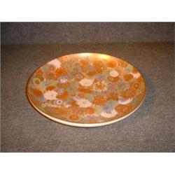 Un plat de la fin du 19e Siècle en poterie de Satsuma à décor de chrysanthèmes blanc et bruns sur...