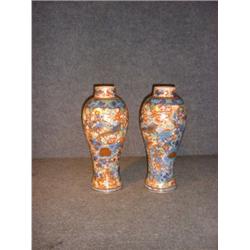 Une paire de vases en porcelaine de Kutani de la fin du 19e Siècle à décor de fleurs et d'oiseaux...