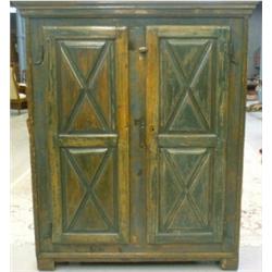 Une armoire qu‚b‚coise du d‚but du 19e siŠcle en pin avec sa couleur d'origine verte, la corniche...