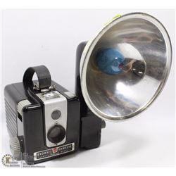 VINTAGE BROWNIE HAWKEYE CAMERA