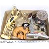 Image 1 : FLAT OF ELEPHANT AND GIRAFFE COLLECTIBLES