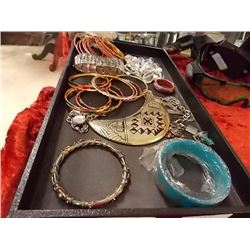TRAY OF ASSORTED JEWELRY