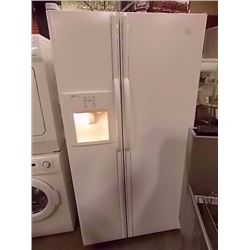 FRIDGE - MAYTAG - WHITE WITH WATER & ICE DISPENSER