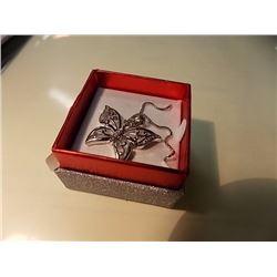 NECKLACE - 3 ROUND FACETED DIAMONDS IN STERLING SILVER BUTTERFLY DESIGNED SETTING - INCLUDES 925 SIL