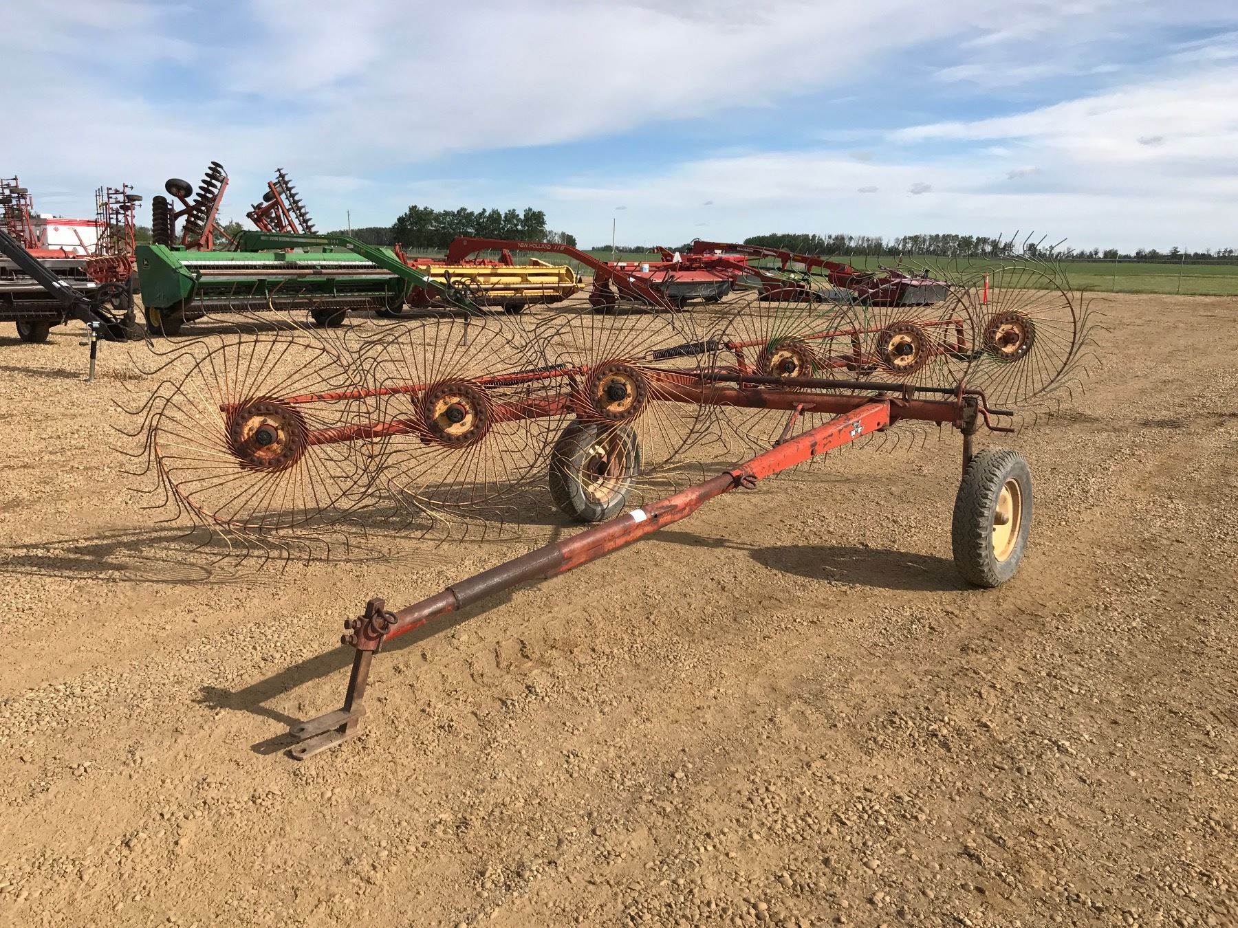 MASSEY FERGUSON 6 WHEEL HAY RAKE - Weaver Bros. Auctions Ltd.