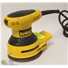 Image 1 : DEWALT D26451 RANDOM ORBIT PALM SANDER