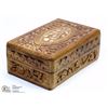 Image 3 : CARVED WOOD BOX WITH THREE CRYSTAL ORNAMENTS