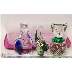 BIN WITH 3 ART GLASS ANIMALS