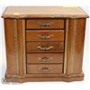 Image 3 : VINTAGE OAK JEWELLERY MUSIC BOX CABINET WITH FLIP