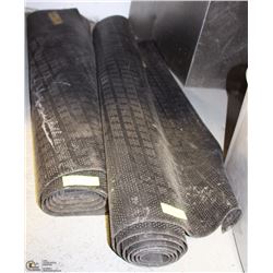 PAIR OF ENTRY MATS