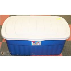LARGE RUBBERMAID PLASTIC CONTAINER 63X20