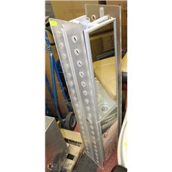 MIRRORED DISPLAY STAND