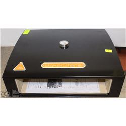 BAKERSTONE PIZZA OVEN BOX  NEW FOR THE GRILL