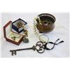 Image 1 : BAG OF JEWELLRY AND CAST IRON KEY AND BRASS OWL