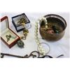 Image 2 : BAG OF JEWELLRY AND CAST IRON KEY AND BRASS OWL