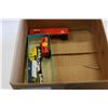 Image 3 : BOX OF HO SCALE TRAIN BOX CARS AND HOUSE