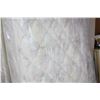 Image 2 : SIMMONS BEAUTYREST DOUBLE SIZE BOX AND MATTRESS