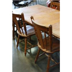 OAK TABLE WITH 2 LEAFS AND 4 CHAIRS