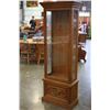 Image 1 : ILLUMINATED OAK DISPLAY CASE