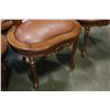 Image 3 : SET OF 8 HIGHLY CARVED BROWN LEATHER BUTTON BACK DINING CHAIRS