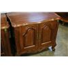 Image 3 : PAIR OF FRENCH PROVINCAL NIGHTSTANDS