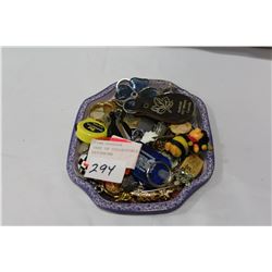 TRAY OF COLLECTIBLE PINS AND KEYCHAINS