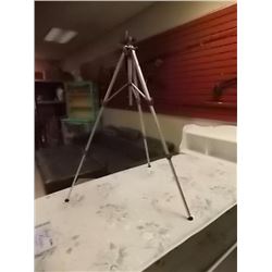 COLLAPSIBLE TRIPOD