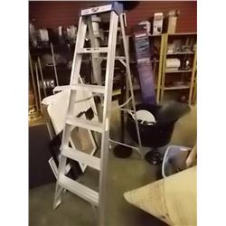 STEP LADDER -FEATHER LITE