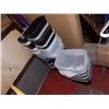 Image 3 : LOT OF 4 SMALL TO MEDIUM GARBAGE CANS