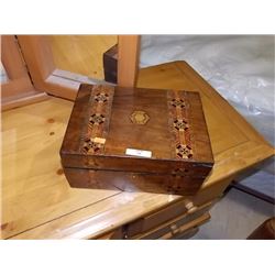 VINTAGE INLAID WOOD BOX