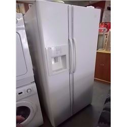 FRIDGE - MAYTAG - WHITE WITH WATER & ICE DISPENSER