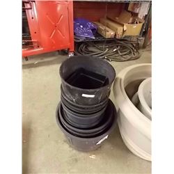 LOT OF PLANT POTS - 11 TTL