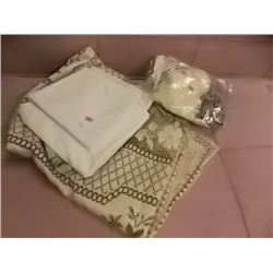 LOT OF LACE AND OTHER TABLE CLOTHS