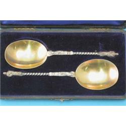 A pair of cased Edwardian silver parcel gilt preserve spoons, with apostle terminals, 1906...