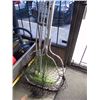 Image 1 : 2 FISHNETS/PR OF CRUTCHES