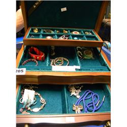 25 PIECES OF JEWLERY