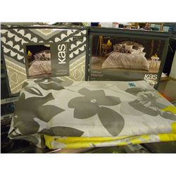 2 QUEEN SIZE DUVETS/QUEEN SIZE SHEET SET