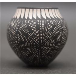 ACOMA POTTERY OLLA (CHINO)