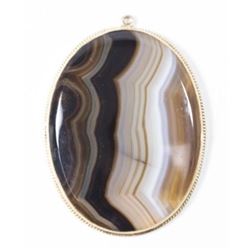 :Oval Agate Pendant in 14K Gold Frame