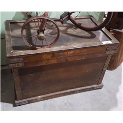 VINTAGE WOOD TRUNK