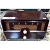 Image 1 : VINTAGE REGENCY BAKELITE TABLE RADIO
