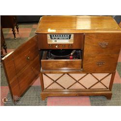 VINTAGE RCA VICTOR V-710 RADIO/RECORD PLAYER