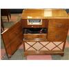 Image 1 : VINTAGE RCA VICTOR V-710 RADIO/RECORD PLAYER