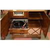 Image 2 : VINTAGE RCA VICTOR V-710 RADIO/RECORD PLAYER