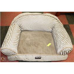 PREVIOUSLY ENJOYED KIRKLAND CHAIR-STYLE PET BED