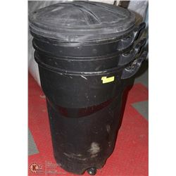 LOT OF 3 LARGE RUBBERMAID GARBAGE CANS WITH LIDS