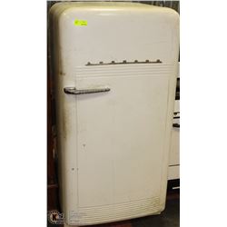 ANTIQUE LEONARD FRIDGE