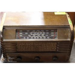 VINTAGE RADIO UNTESTED AS IS