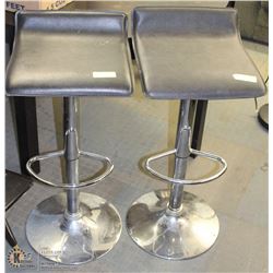 PAIR OF HYDRAULIC LIFT BAR STOOLS