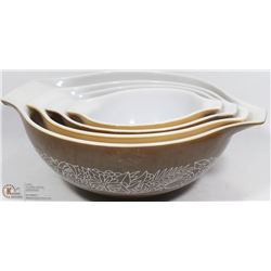 A SET OF 4 VINTAGE PYREX BOWLS